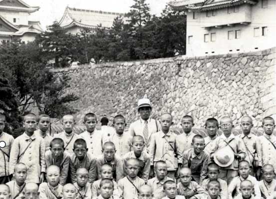 Sixth Grade Class, Nagoya Castle